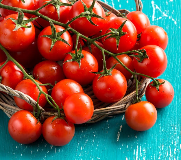 Tomates cerises sur fond turquoise