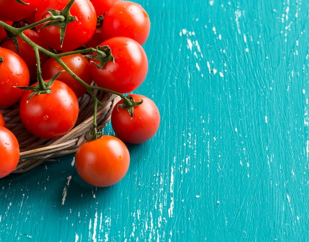 Tomates cerises sur fond turquoise