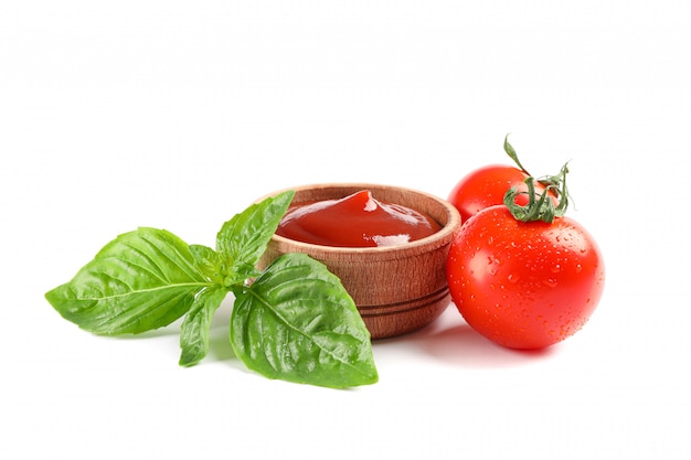 Tomates cerises fraîches au basilic et souce isolé sur espace blanc. Légumes mûrs