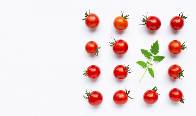 Tomates cerises fraîches sur blanc