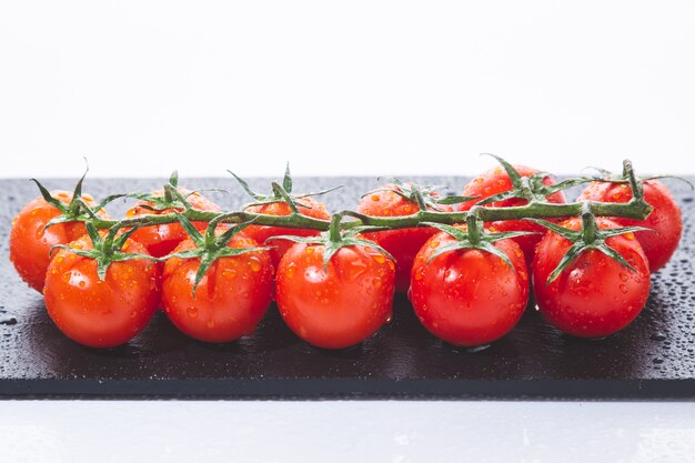 Tomates cerises fraîches sur branche