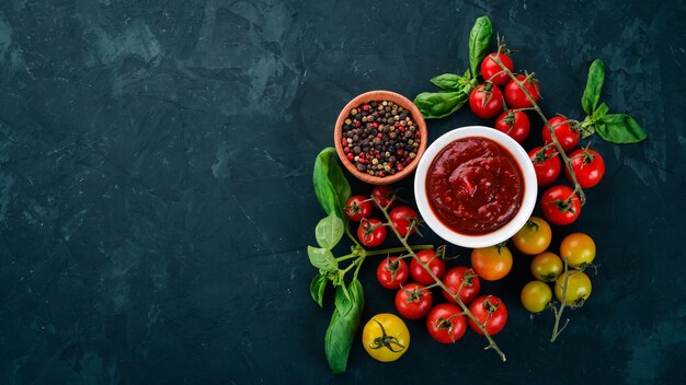 Tomates cerises fraîches sur une brindille Vue de dessus Sur la table Espace libre pour le texte