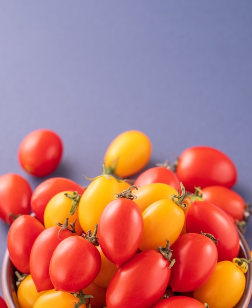 Tomates cerises fraîches dans un bol en bois