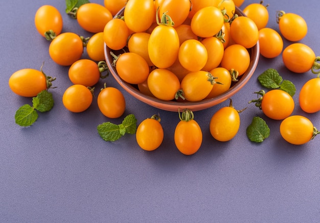 Tomates cerises fraîches dans un bol