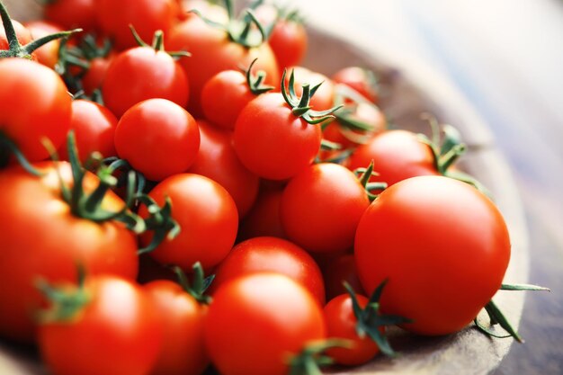 Tomates cerises fraîches écologiques de ferme sur un fond en bois