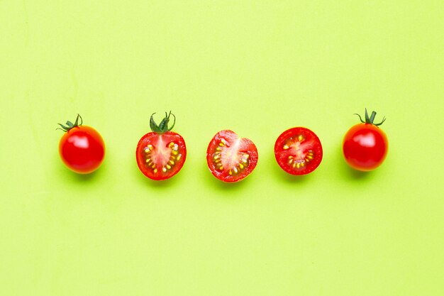 Tomates cerises fraîches, entières et coupées en deux