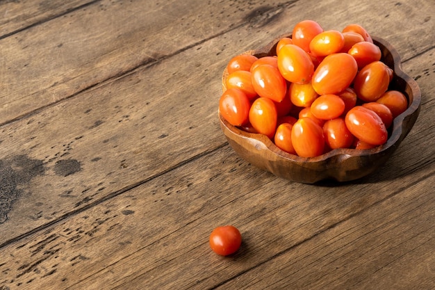 Tomates cerises fraîches faites maison sur une table en bois