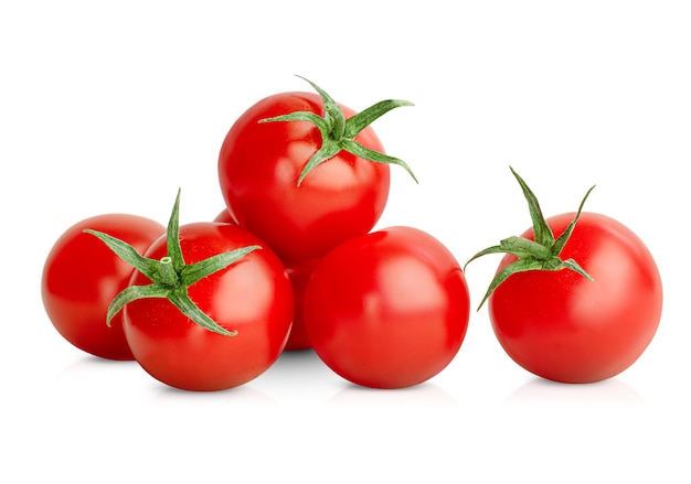 Tomates cerises fraîches sur fond blanc isolé