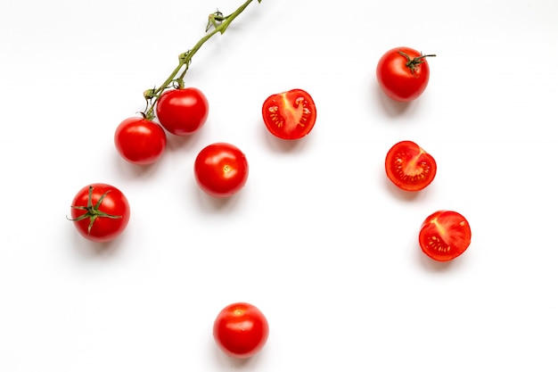 Tomates cerises fraîches avec goutte d'eau isolé sur fond blanc, vue du dessus, mise à plat