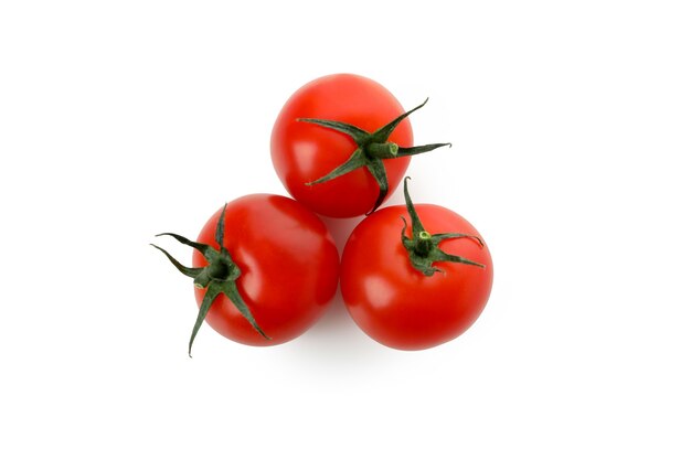 Tomates cerises fraîches isolées sur blanc