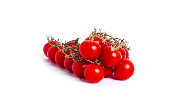 Tomates cerises fraîches isolées