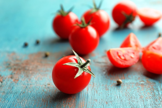 Tomates cerises fraîches sur table en bois libre