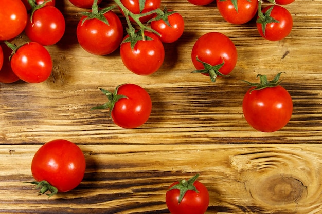 Tomates cerises fraîches sur une table en bois Vue de dessus