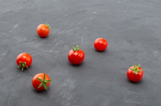 Tomates cerises fraîches. Vue de dessus avec espace de copie.