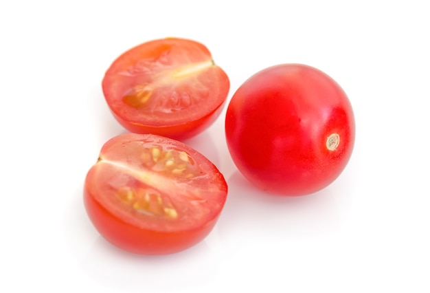 Tomates cerises isolées sur une découpe blanche.