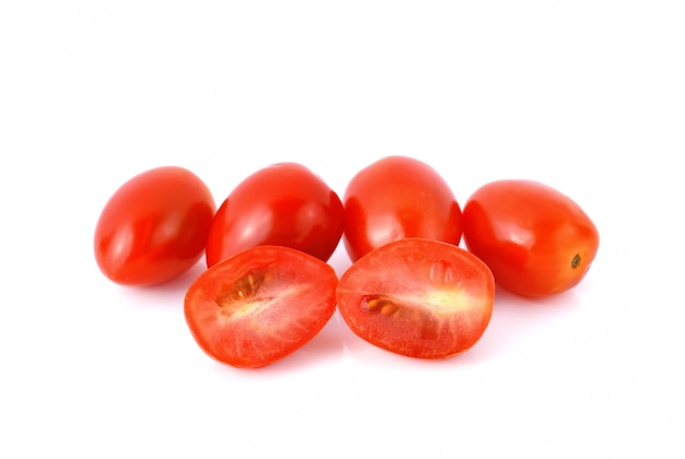 Tomates cerises isolées