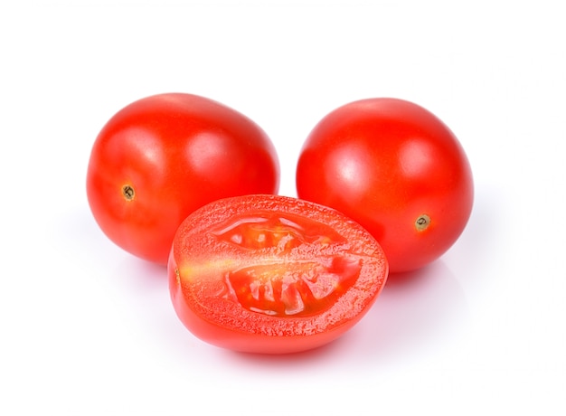 Tomates cerises isolés sur espace blanc.