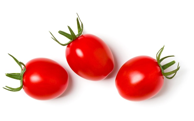 Photo tomates cerises isolés sur fond blanc vue de dessus mise à plat