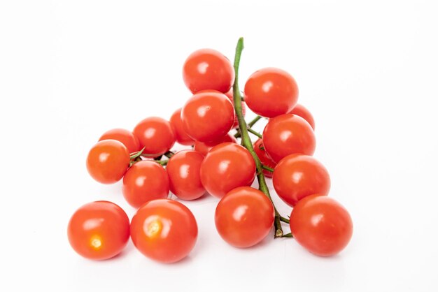 tomates cerises isolés sur fond blanc