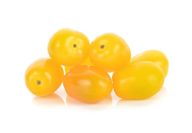 Tomates cerises jaunes isolés sur blanc