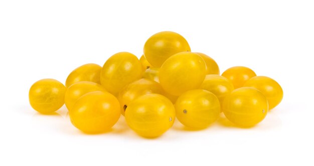 Tomates cerises jaunes isolés sur fond blanc