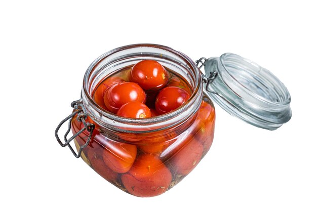 Tomates cerises marinées dans un bocal en verre isolé sur fond blanc