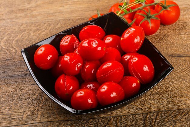 Tomates cerises marinées