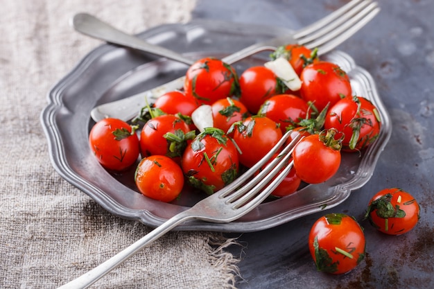 Tomates cerises marinées