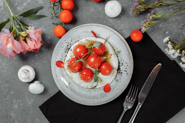 Tomates Cerises Avec Mousse De Tofu Sur Une Assiette. Lieu D'inscription.