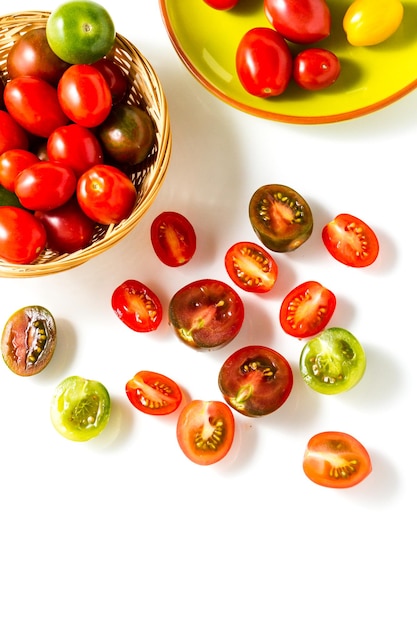 Tomates cerises multicolores cueillies dans un jardin biologique.