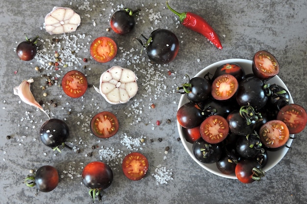 Tomates cerises noires, sel de mer et épices.