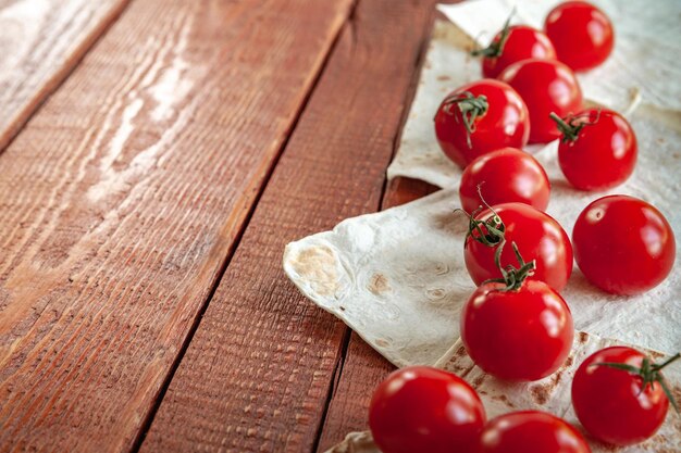 Tomates cerises et pain sur fond de bois