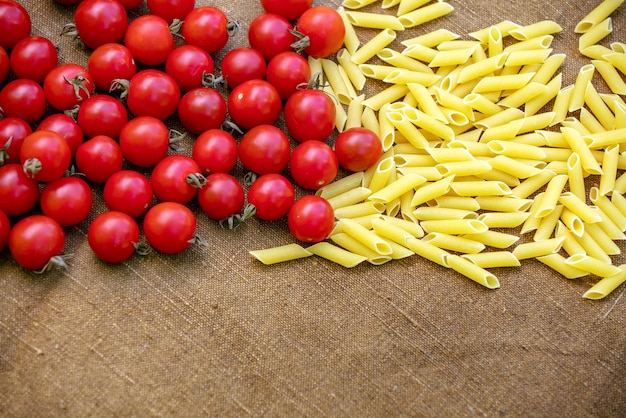 Tomates cerises et pâtes sur le limogeage grunge