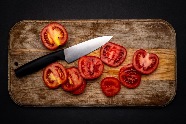 Tomates cerises sur planche de bois