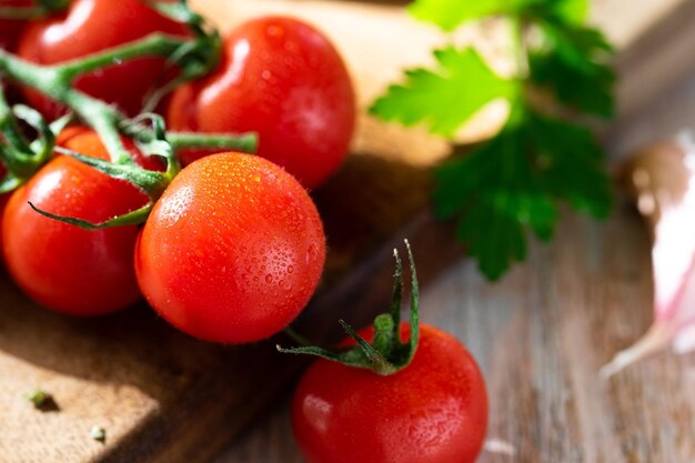 Tomates cerises sur une planche avec des ingrédients