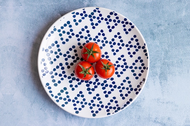 Tomates cerises sur plaque en pointillé bleu