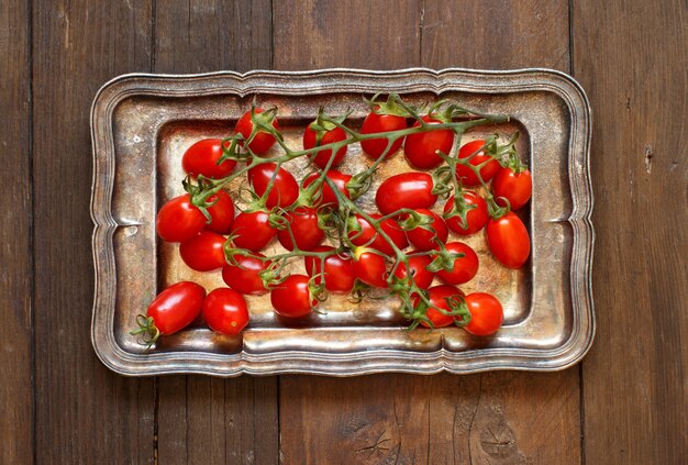 Tomates cerises sur un plateau en métal Vue de dessus