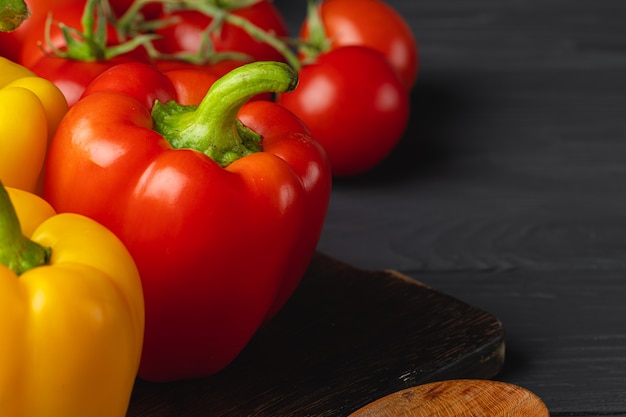 Tomates cerises et poivrons sur table de cuisine