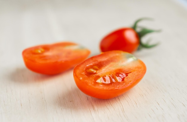 Tomates cerises rouge vif