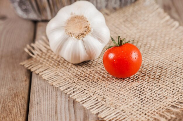 Tomates cerises rouges et ail