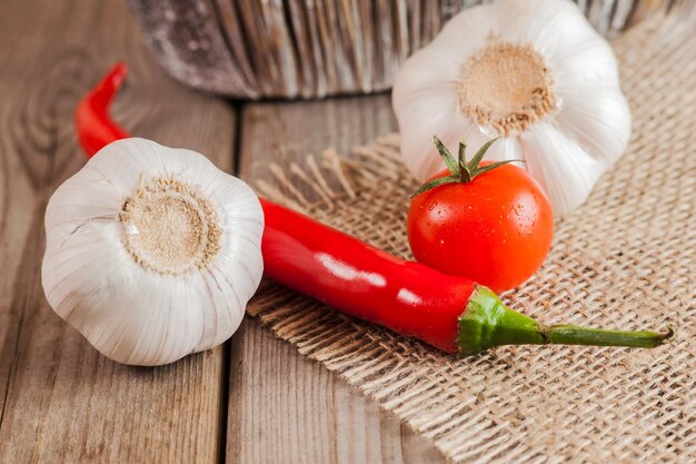 Tomates cerises rouges et ail