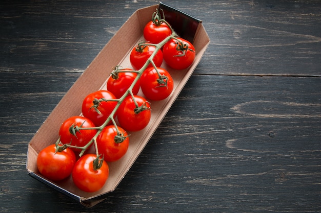 Tomates cerises rouges sur une branche