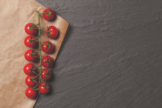 Tomates cerises rouges sur un fond d'ardoise