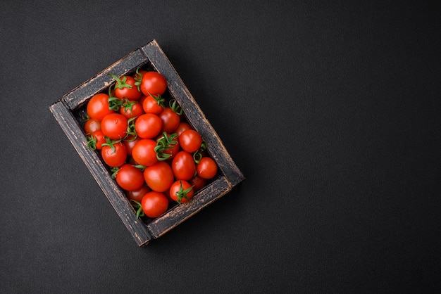 Tomates cerises rouges fraîches dans une boîte vintage en bois