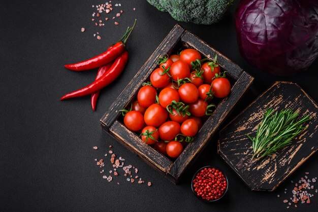 Tomates cerises rouges fraîches dans une boîte vintage en bois