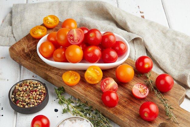 Tomates cerises rouges fraîches sur fond de bois blanc