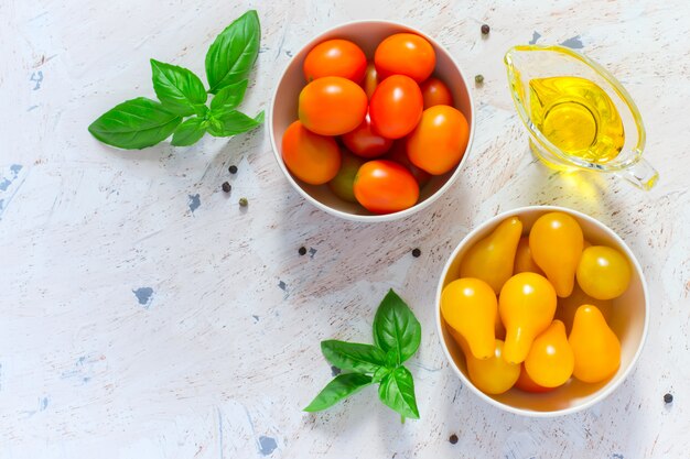 Tomates cerises rouges et jaunes dans des bols.