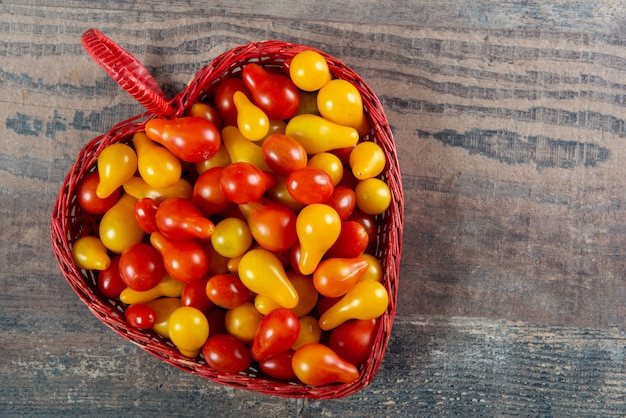 Tomates cerises rouges et jaunes