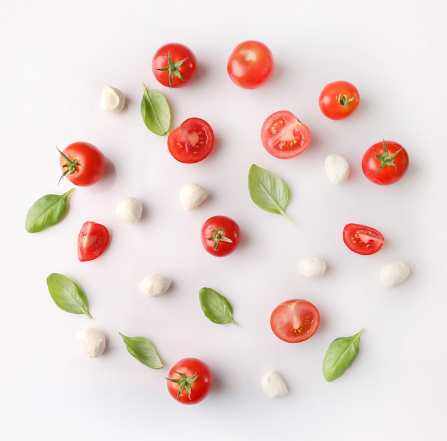 Tomates cerises rouges et mozzarella sur fond blanc