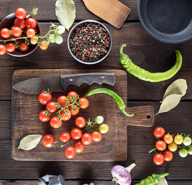 Tomates cerises rouges mûres sur une table en bois marron